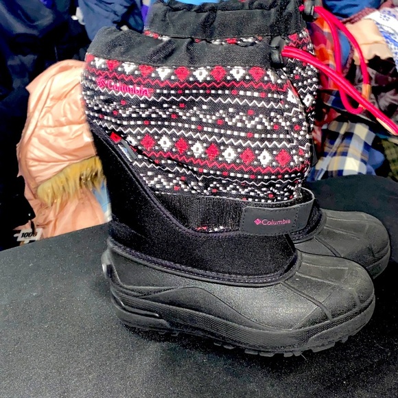 COLUMBIA GIRLS  SIZE 2 SNOWBOOTS ALL WEATHER BOOTS BLACK w/BLACK PINK GEO DESIGN - Picture 1 of 13